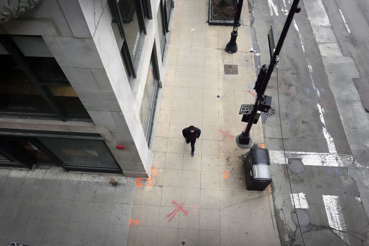 Jalankulkija kävelee autiolla bisnesalueella Chicagossa.