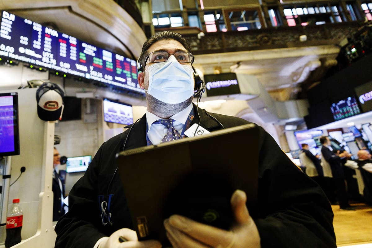 Meklari Michael Capolino käytti hengityssuojainta New Yorkin pörssissä perjantaina.
