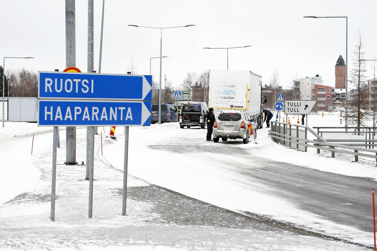 Suomalaiset rajavartijat tarkistavat kulkulupia Tornion ja Haaparannan välisellä rajanylityspaikalla.