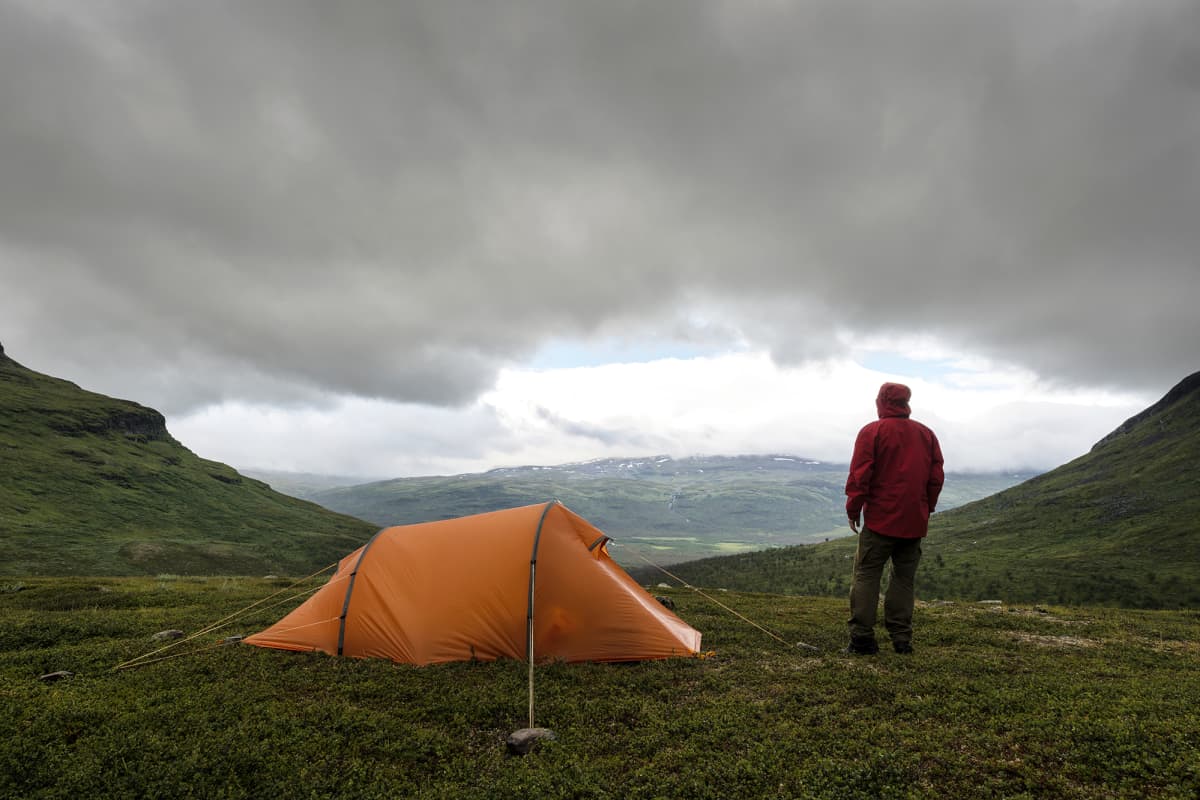 Vaeltaja telttailee Ruotsin Lapissa.