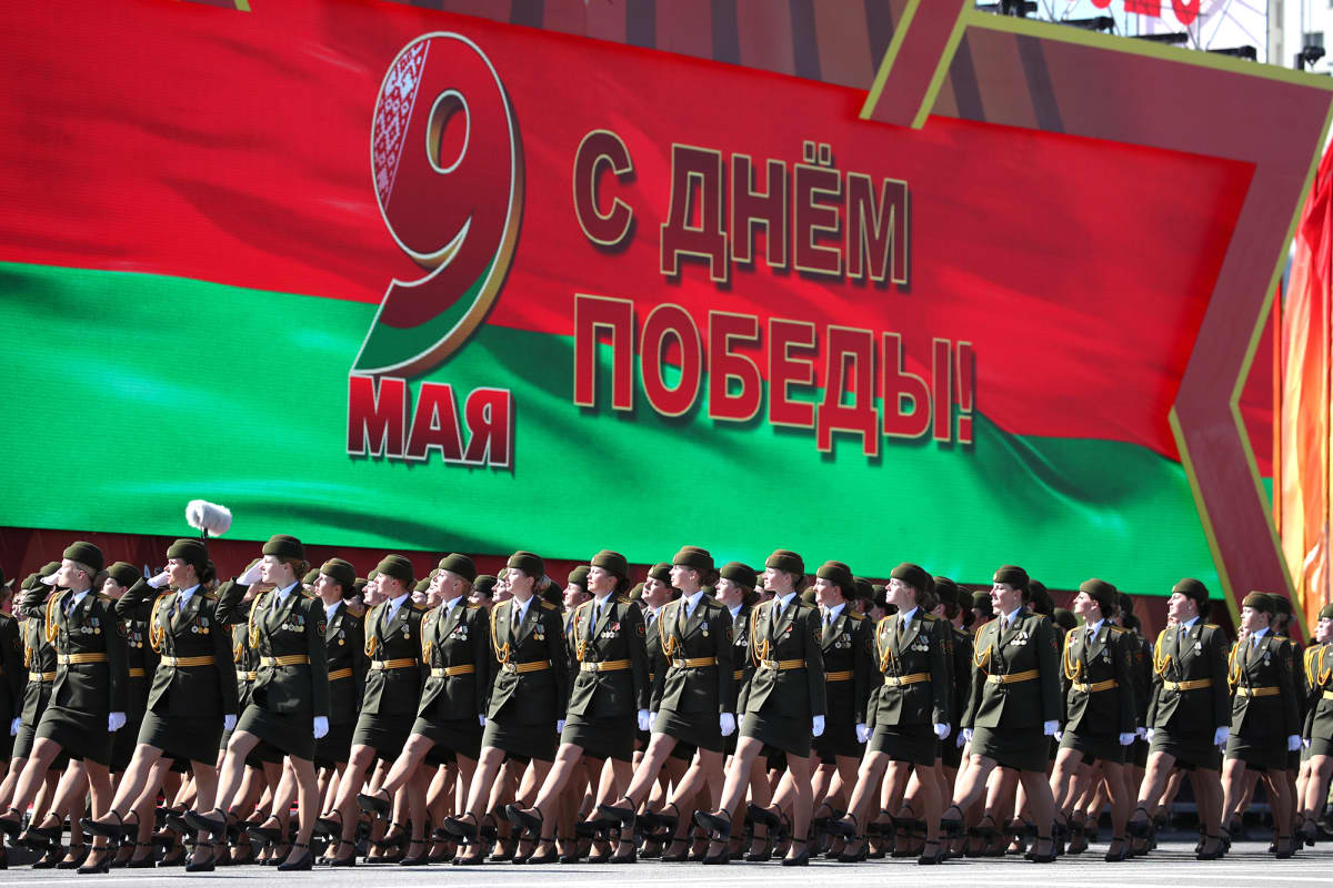 Kuvassa on käynnissä voitonpäivän paraati Valko-Venäjällä.