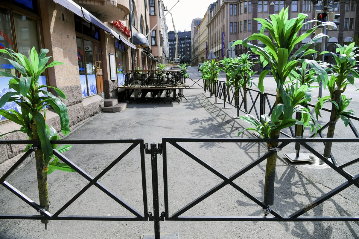 Ravintola Mount Everestin tyhjä terassi Helsingissä.