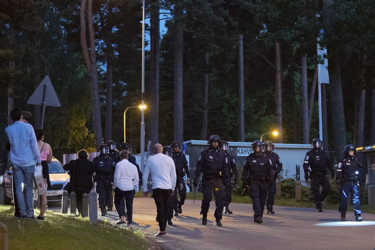 Kuvassa on poliiseja Hietaniemen uimarannalla Helsingissä juhannusyönä 20. kesäkuuta 2020