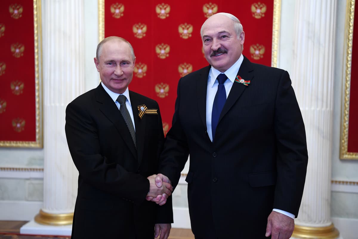 Kuvassa Lukashenko ja Putin kättelevät.