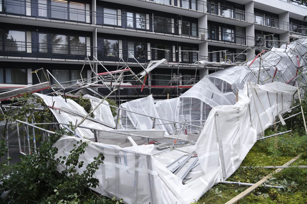 Kovan tuulen voimasta romahtaneet rakennustelineet parvekeremonttityömaalla Espoossa 17. syyskuuta 2020.