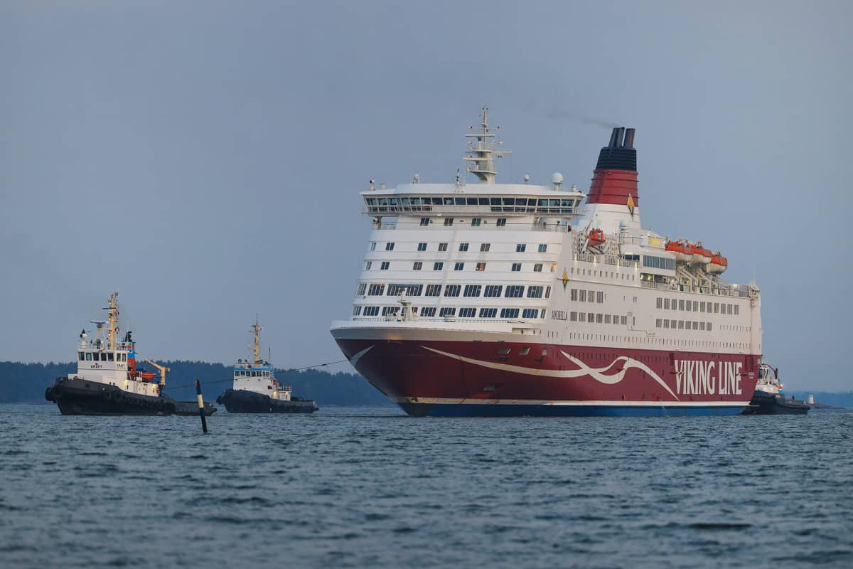 Kuvassa on käynnissä Viking Linen Amorella-aluksen siirto takaisin Suomen mantereelle.