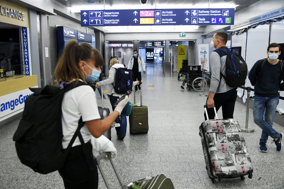 Matkustajia Helsinki-Vantaan lentokentällä 18. syyskuuta 2020.