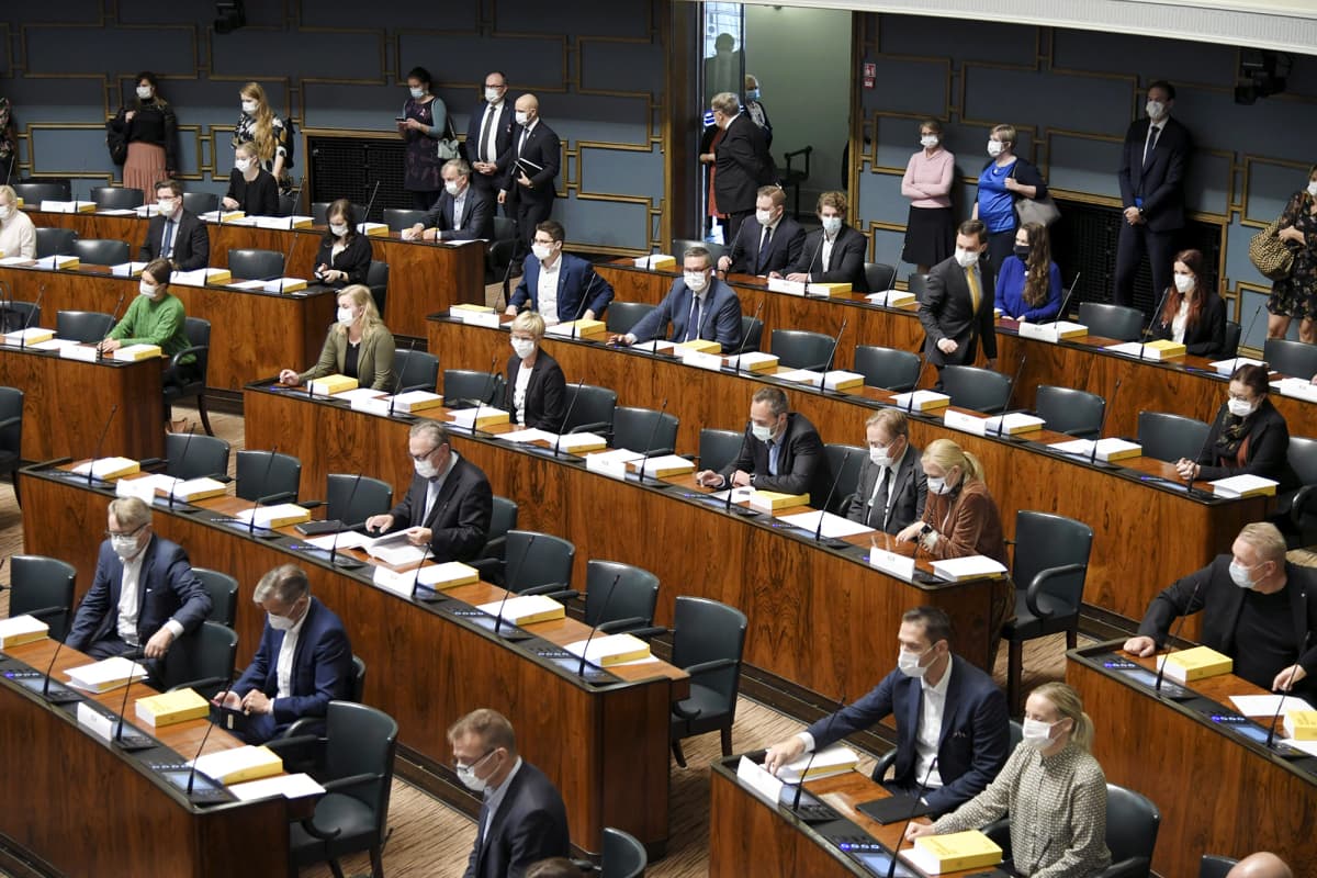 Kansanedustajat valmistautuvat äänestämään eduskunnan täysistunnossa Helsingissä 2. lokakuuta 2020.