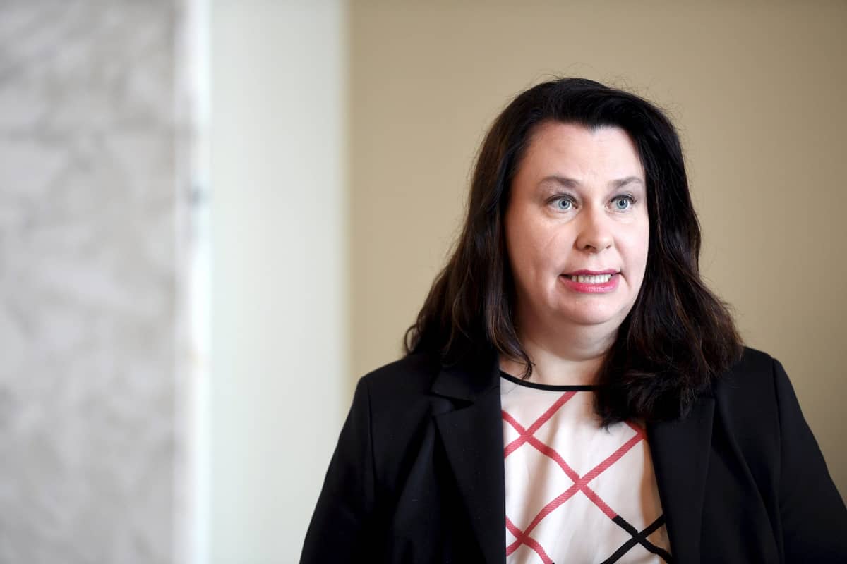 Perustuslakivaliokunnan puheenjohtaja Johanna Ojala-Niemelä perustuslakivaliokunnan tiedotustilaisuudessa eduskunnassa Helsingissä 14. heinäkuuta 2020