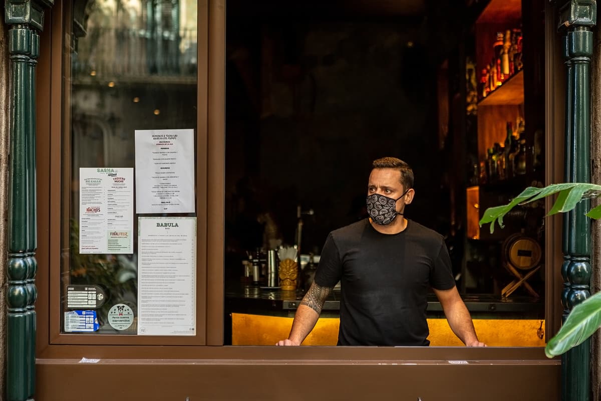 Santiago Gonzales odottaa lounasta hakevia asiakkaita Barcelonan keskustan tuntumassa sijaitsevassa ravintolassa.