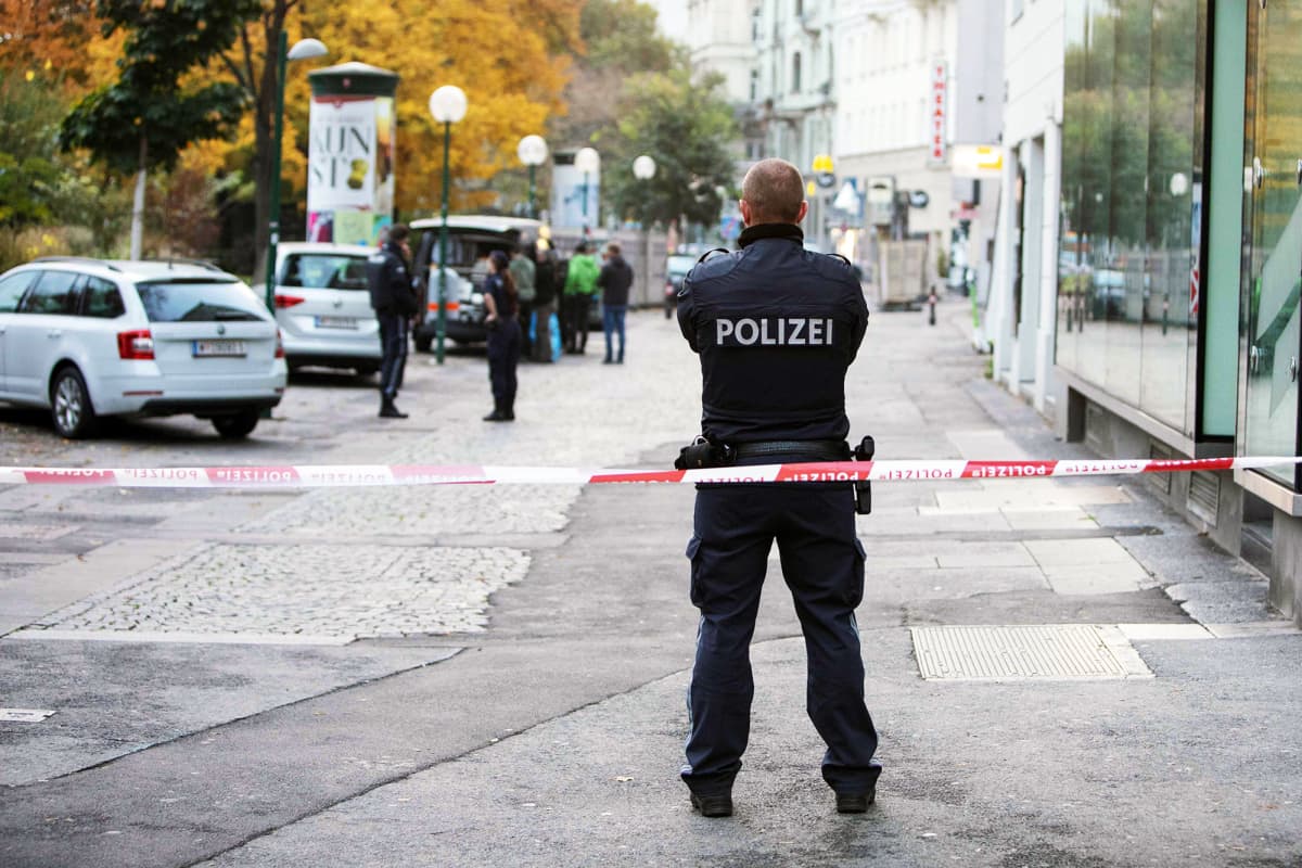 Poliisi vartioi kadulla Wienissä.