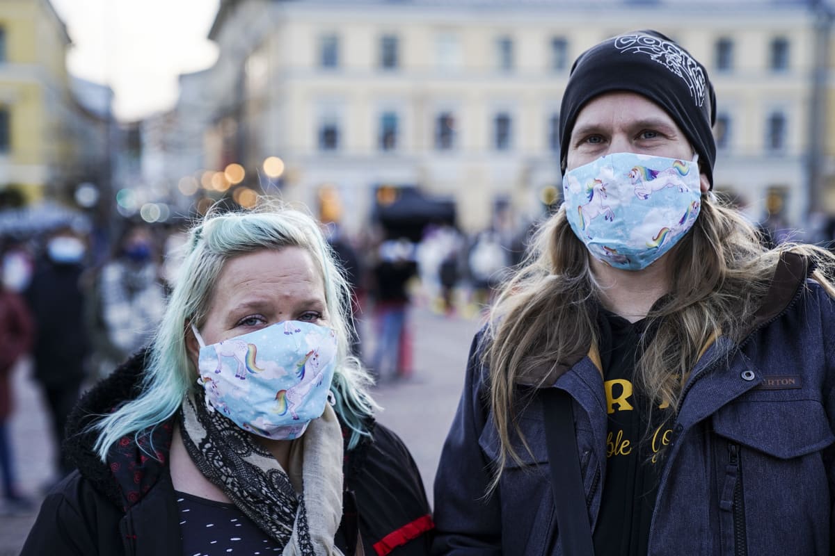 Sini Kipinä ja Antti Kotinurmi poseerasivat maskit kasvoillaan Senaatintorilla.
