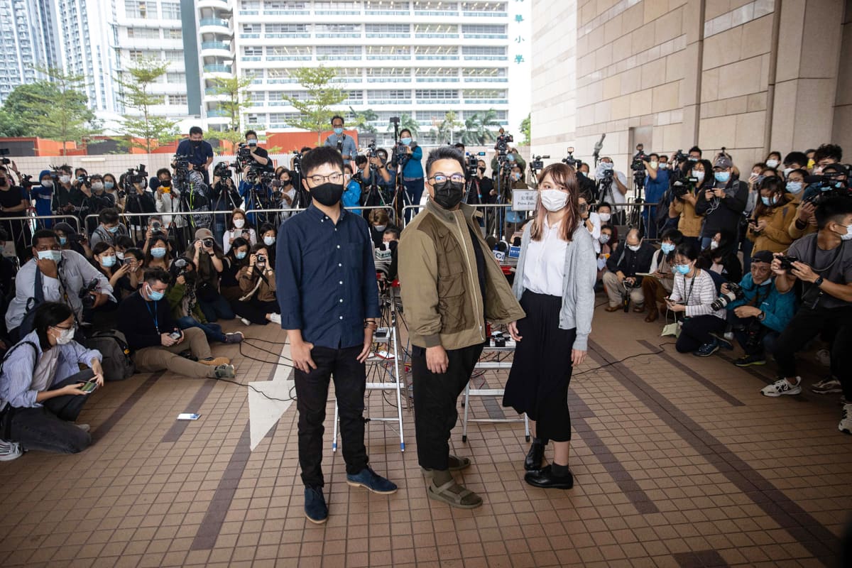 Joshua Wong Chi-fung, Ivan Lam Long Ying ja Agnes Chow Ting oikeustalon edustalla Hongkongissa.