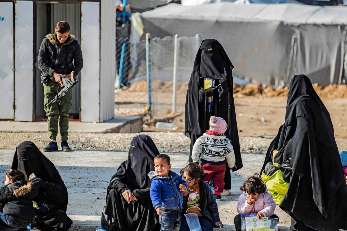 Naisia ja lapsia aurinkoisessa säässä al-Holin leirillä Syyriassa 21. joulukuuta.