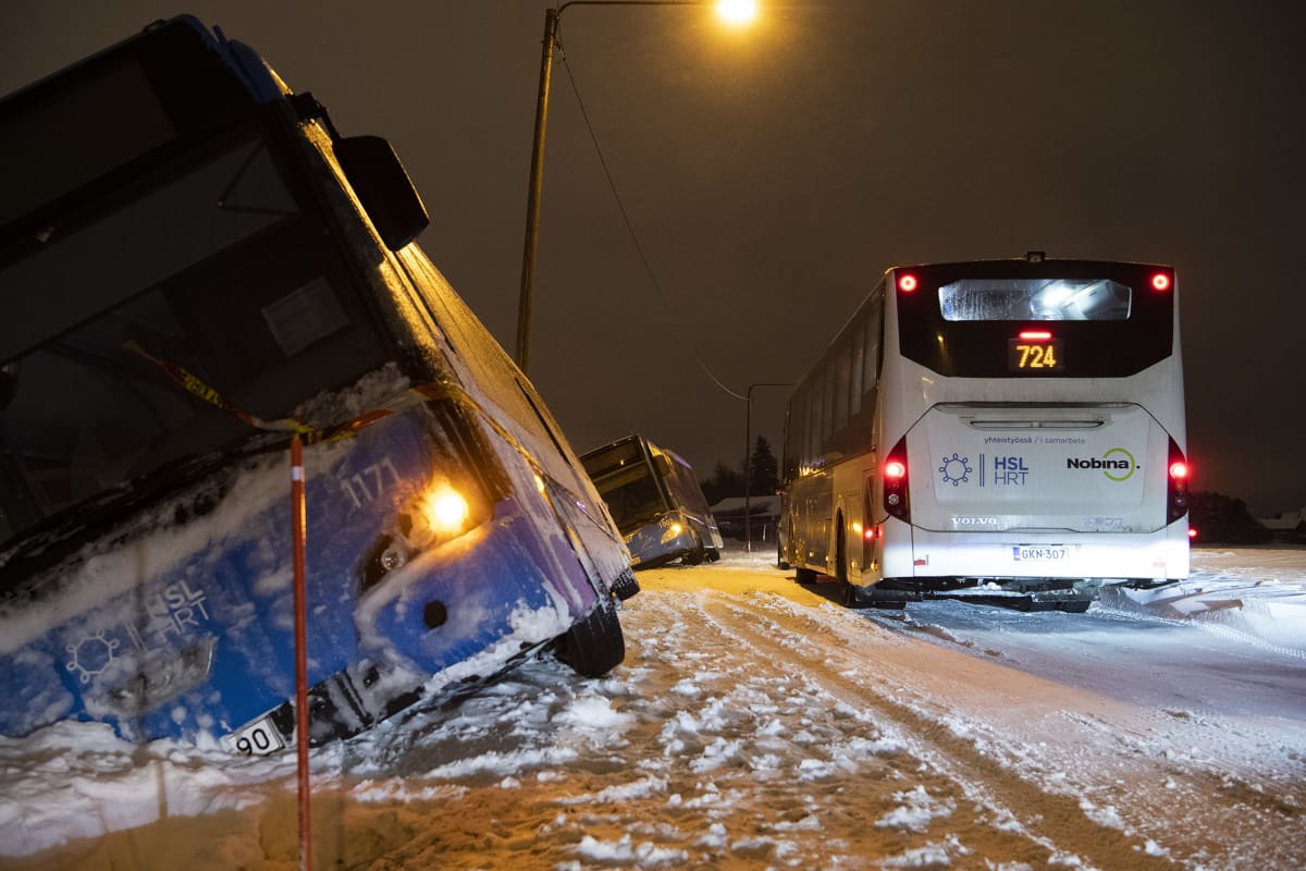 Kaksi linja-autoa ajautui kyljelleen lumipenkkaan Hanabölen rantatiellä. 