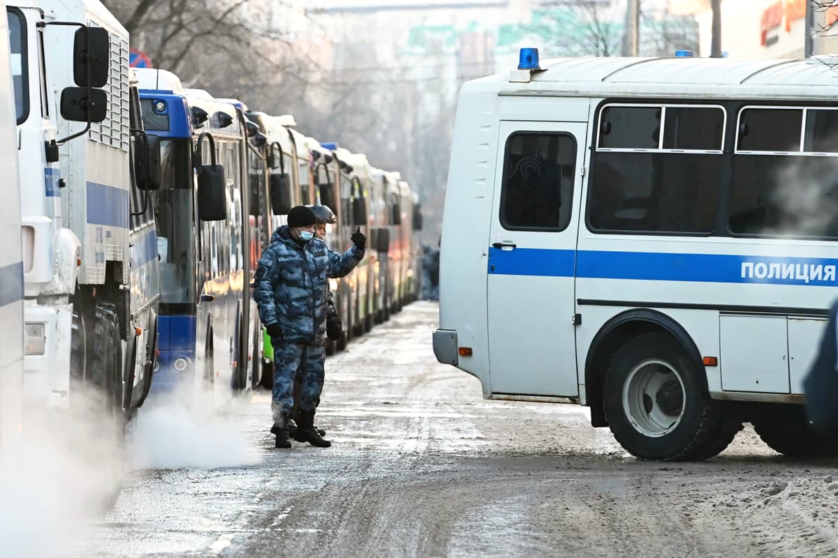 Poliiseja ja poliisiautoja tuomioistuimen edessä Moskovassa.