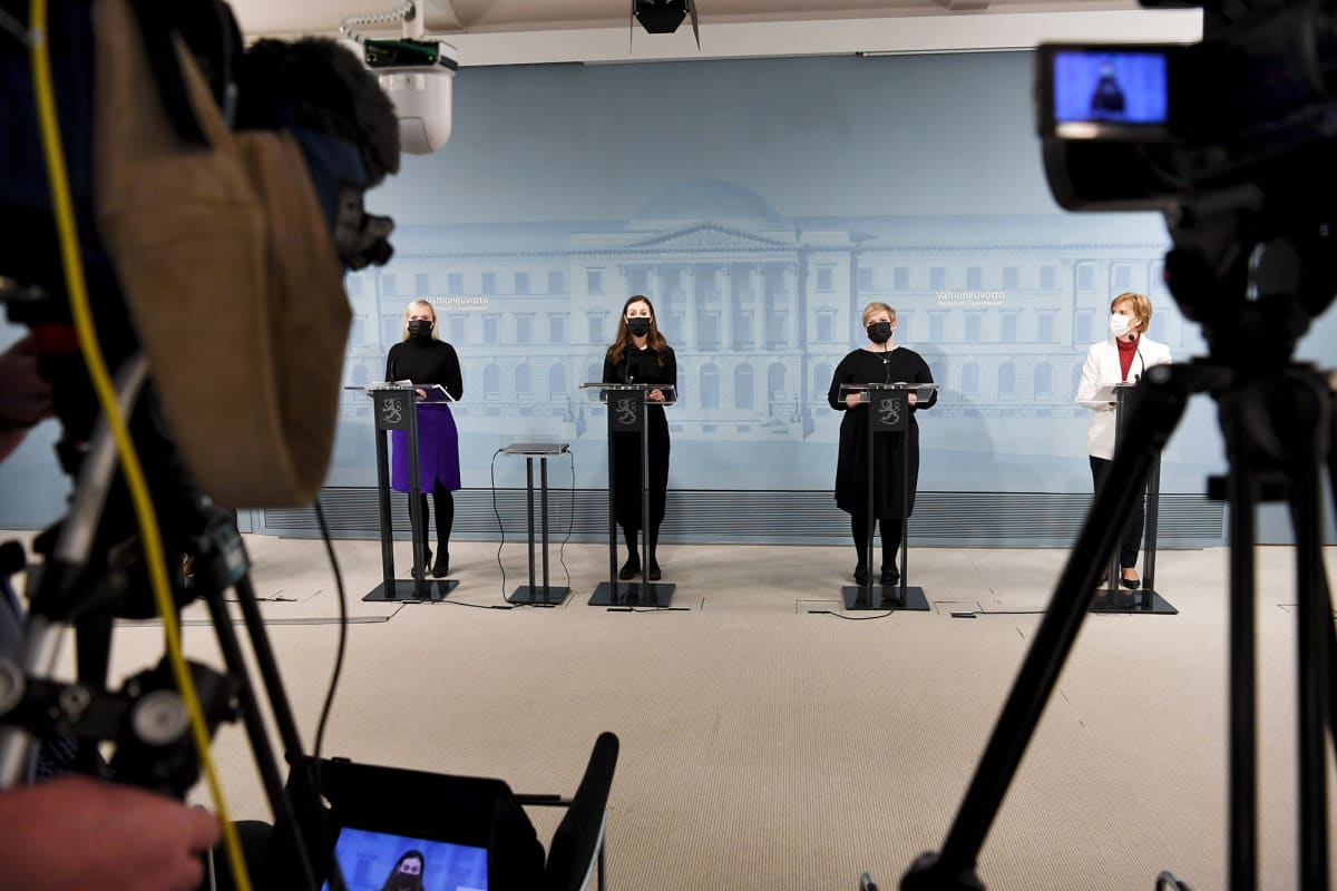 Maria Ohisalo, Sanna Marin, Annika Saarikko ja Anna-Maja Henriksson hallituksen tiedotustilaisuudessa.