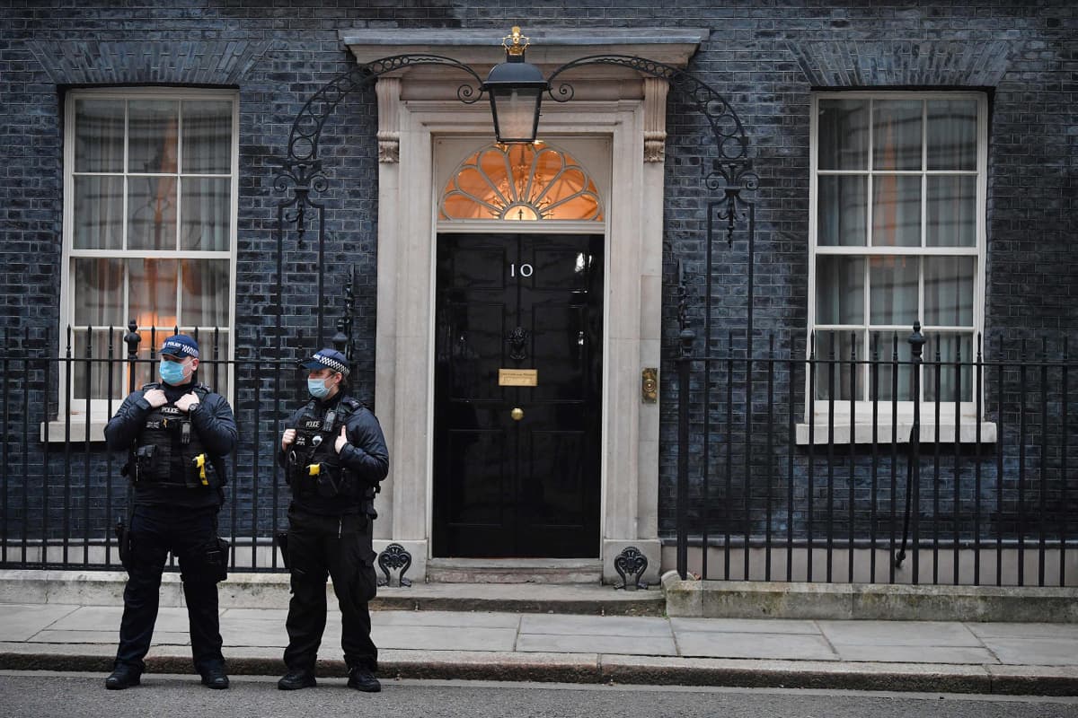 Poliisit vartioivat pääministerin asuntoa.