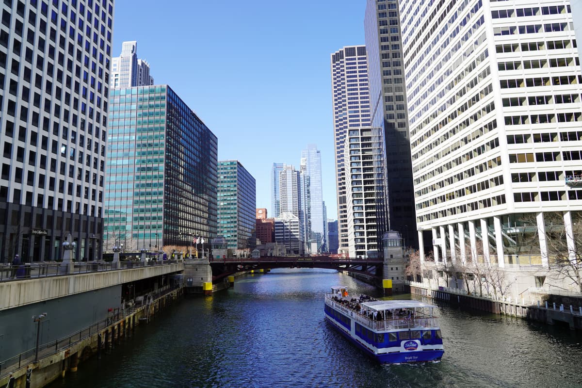 Chicagon kaupungin halki virtaa joki.