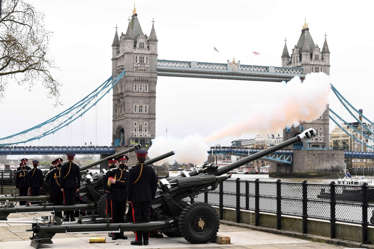 Sotilaat ampuvat kunnialauksia vanhoilla tykeillä Lontoossa.