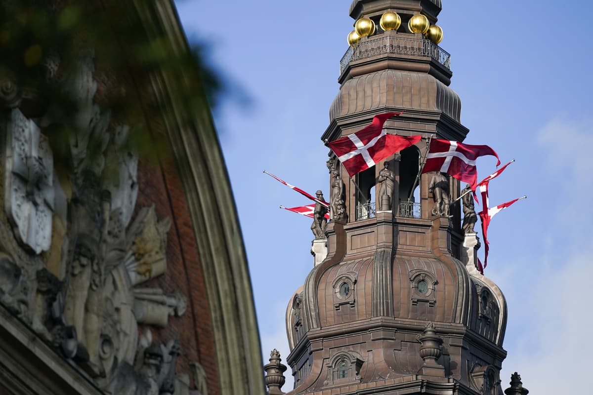 Christiansborgin linnassa liehuu tanskan liput.