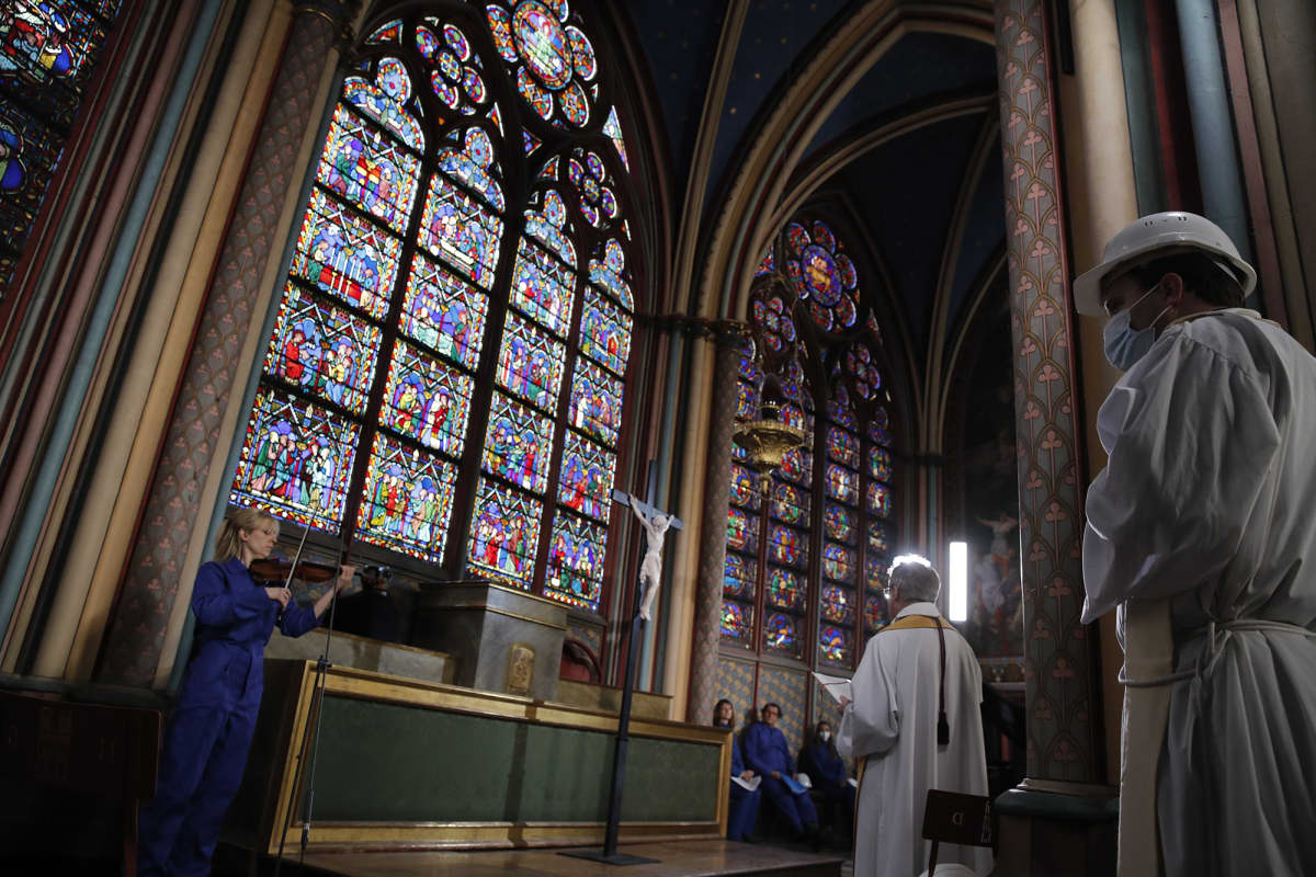 Seremonia Notre Damen katedraalissa Pariisissa.