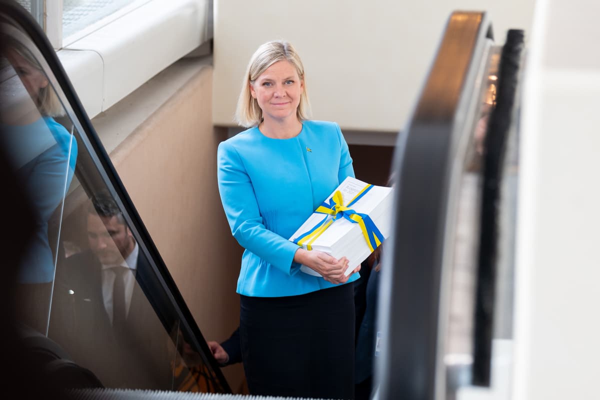 Ruotsin talousministeri Magdalena Andersson saapuu Ruotsin eduskuntaan 2021 budjetin kanssa.