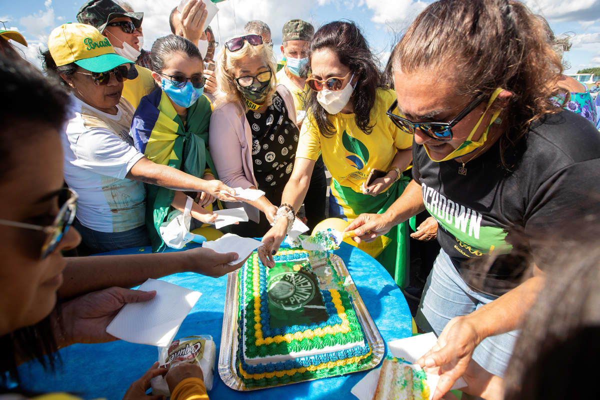 Jair Bolsonaron tukijat leikkaavat kakkua maaliskuussa.