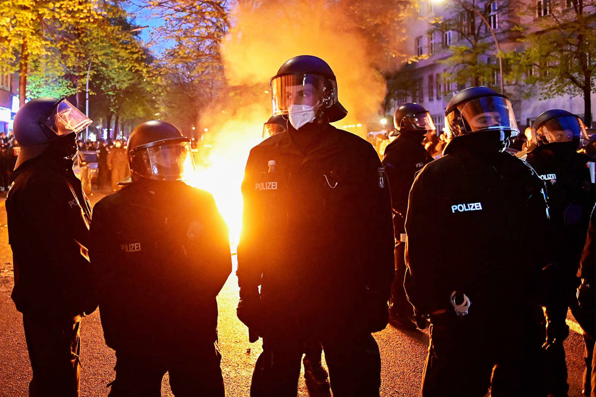 Vappumarssit muuttuivat väkivaltaisiksi Berliinissä, poliisi pidätti yli  200 riehujaa | Yle Uutiset