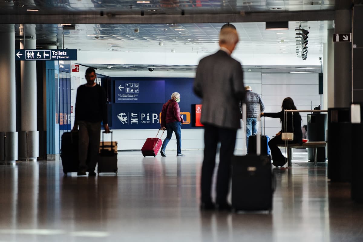 Kuvassa on matkustajia Helsinki-Vantaan lentoasemalla heinäkuussa 2020.