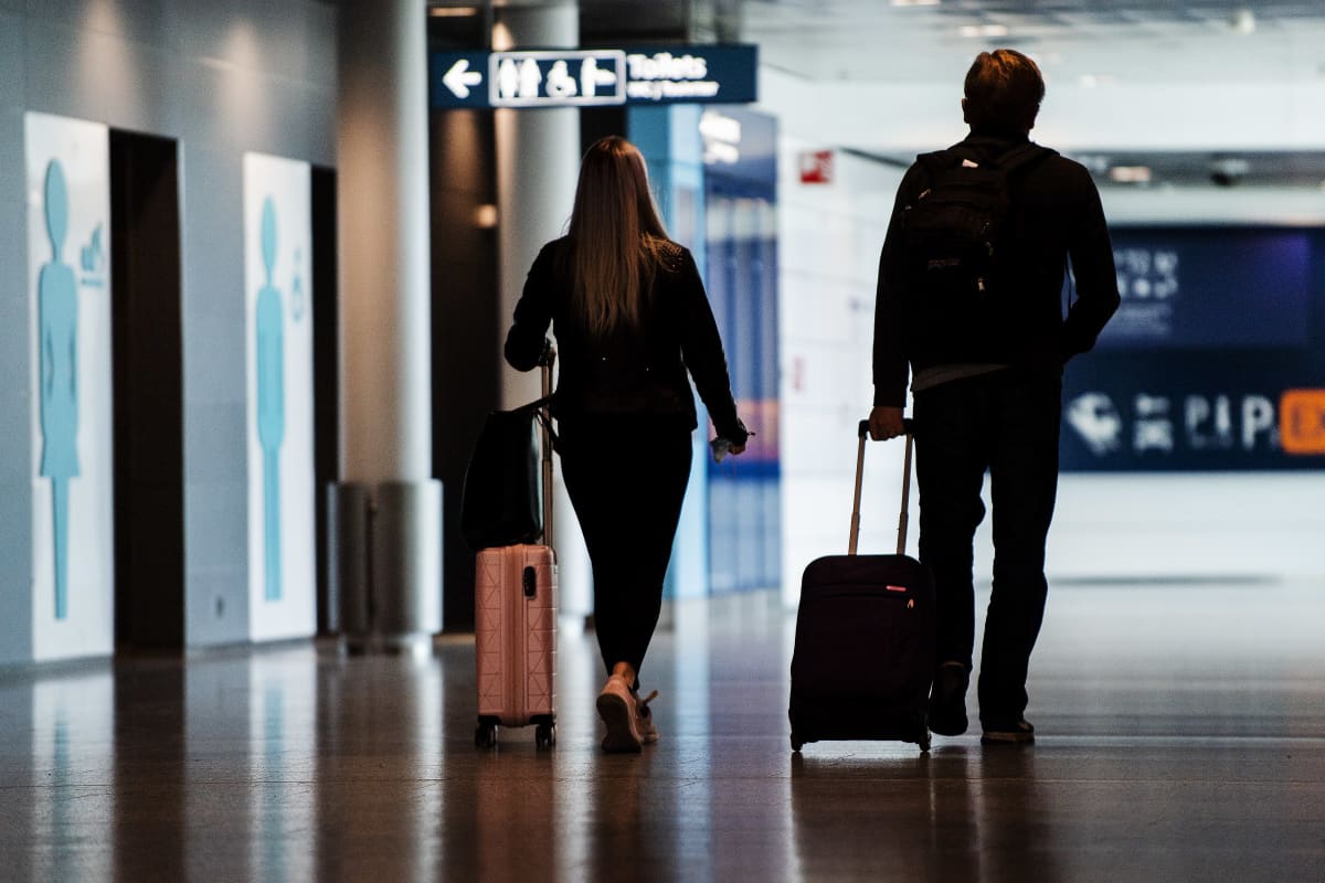 Kuvassa on matkustajia Helsinki-Vantaan lentoasemalla heinäkuussa 2020.