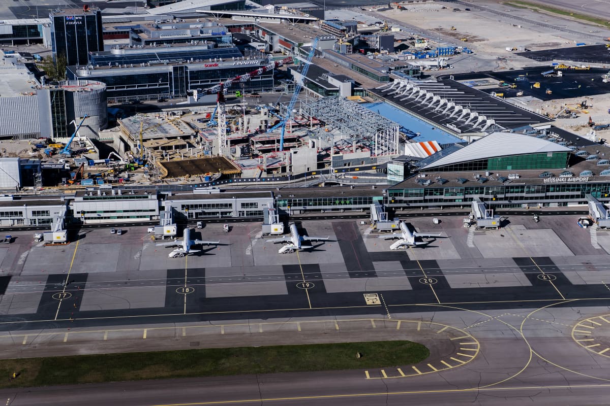 Kuvassa on Helsinki-Vantaan lentoasema toukokuussa 2020.