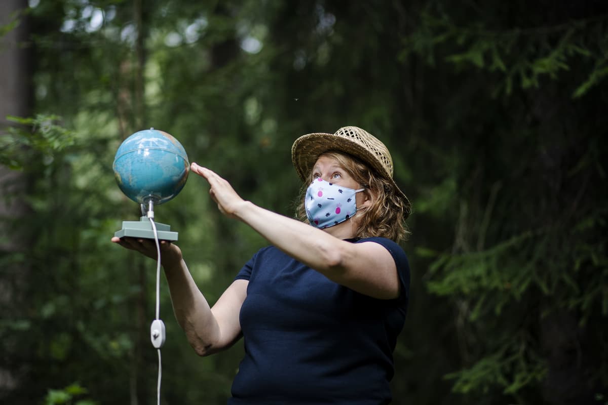 Kuvassa on Hanna Temmes, joka kuvattiin metsässä Pirkkolassa elokuussa 2020.