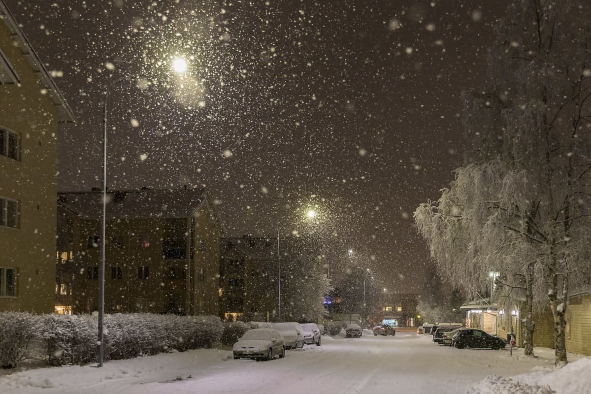 Lumisateinen ja huurteinen katunäkymä Rovaniemeltä.