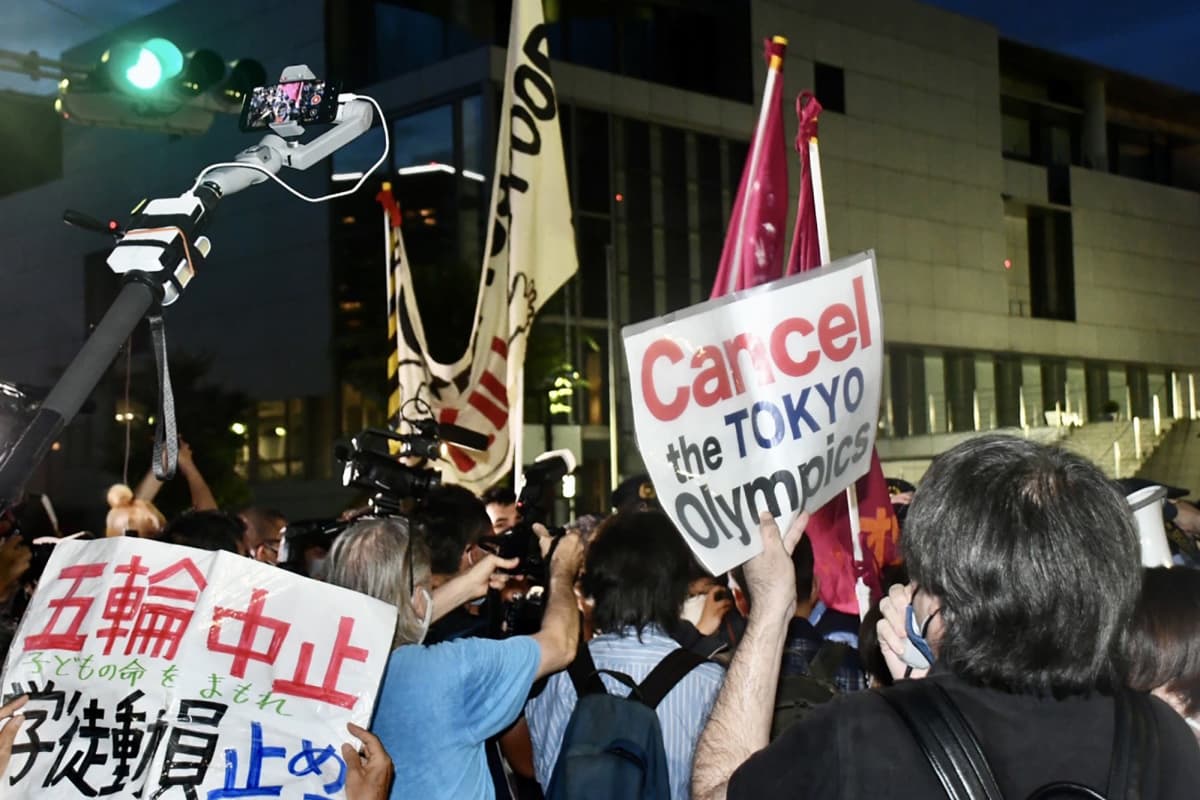 Tokion kaduilla vaadittiin olympialaisten perumista vielä päätöspäivänä sunnuntaina.