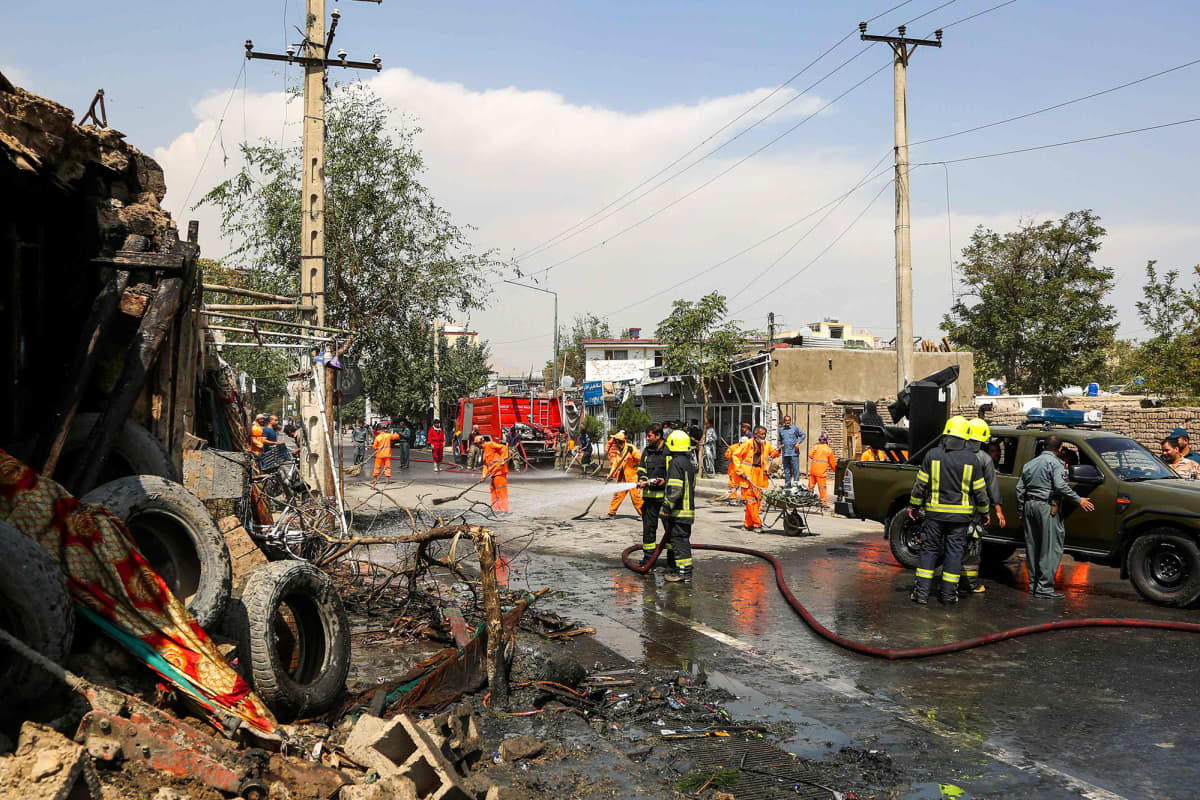 Kuvassa palomiehet sammuttavat paloa Kabulissa syyskuussa.