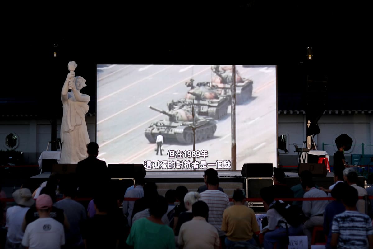 Kuvassa ihmiset katsovat videota Tiananmenin aukion tankkimiehestä.