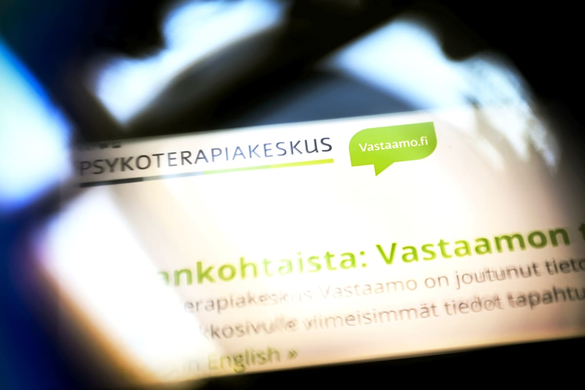 Psykoterapiakeskus Vastaamon logoja kuvattuna yrityksen nettisivuilta ja somekanavista. 