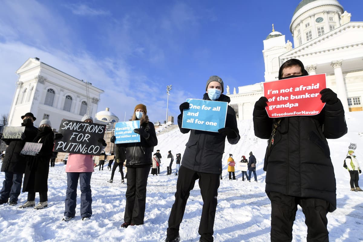 Mielenosoittajia venäläisen oppositiojohtaja Aleksei Navalnyin tukimielenosoituksessa Senaatintorilla Helsingissä.