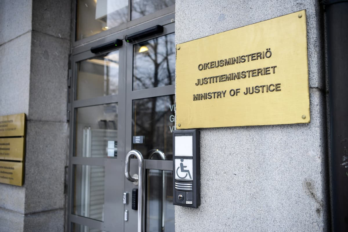 Oikeusministeriön sisäänkäynti ja kyltti Helsingissä. 