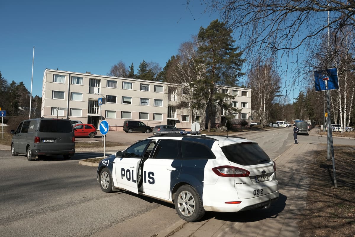 Poliisiautoja rikospaikalla Turun Pernossa.