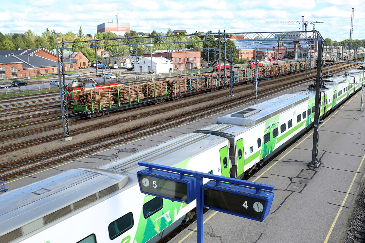 Juna odottaa lähtöä Turun rautatieasemalla.
