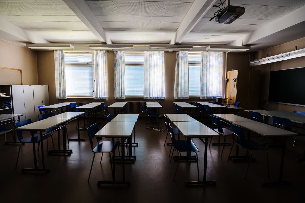 Kuvassa on tyhjä luokkahuone elokuussa 2020.