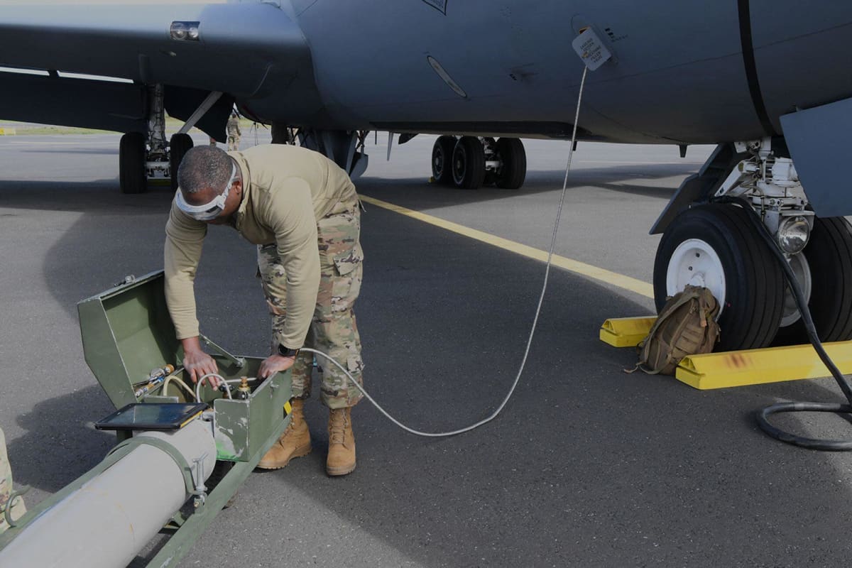Yhdysvaltain ilmavoimien lentokonemekaanikko teki tarkistuksia Rovaniemellä 14. kesäkuuta, 2021 osana Naton, Suomen ja Ruotsin yhteistä Arctic Challenge -sotaharjoitusta.