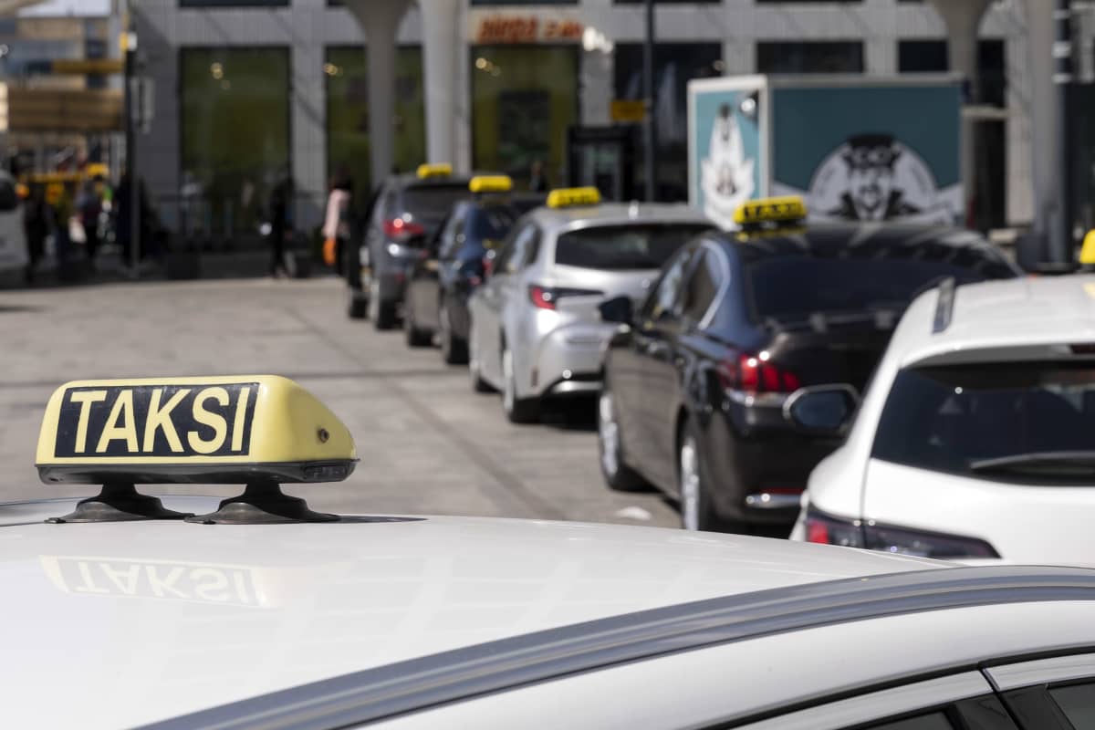 Taksinkuljettaja löi naiskollegaa kasvoihin – osa taksiyrittäjistä yrittää  pelotella muut kuskit pois vilkkailta taksiasemilta Helsingissä
