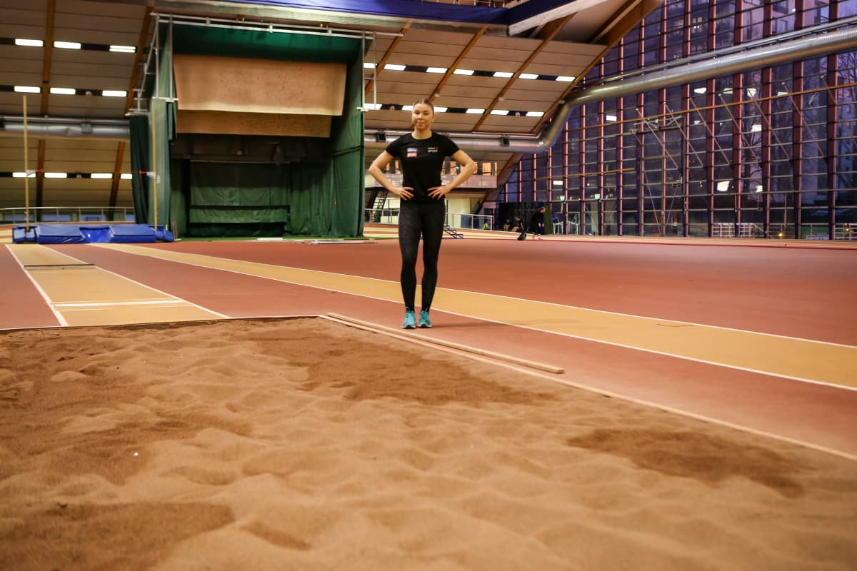 Taika Koilahti seisoo urheiluhallissa pituushyppypaikan alastulopaikan vieressä.