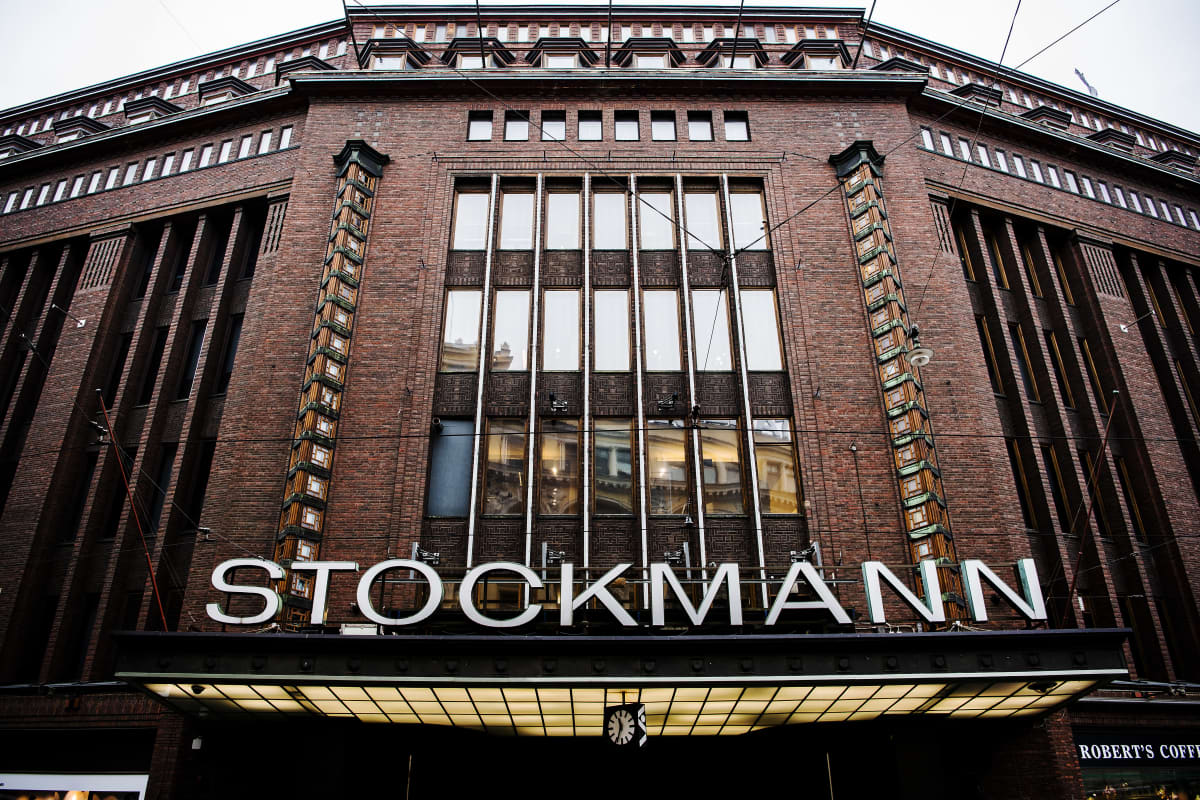 Kuvassa on Stockmannin myymälä Helsingin Aleksanterinkadun ja Mannerheimintien kulmassa.