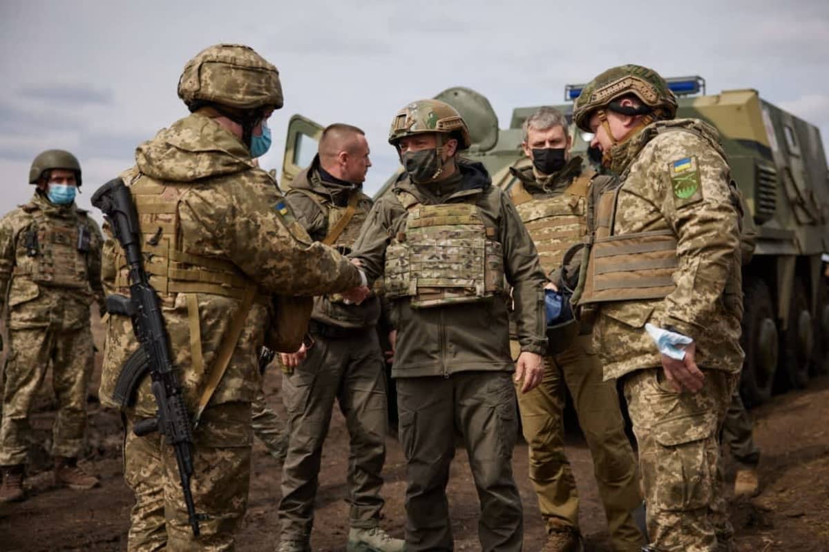 Kypärään ja luotiliiviin pukeutunut Ukrainan presidentti Volodymyr Zelenskyi tervehti sotilaita rintamalinjalla.