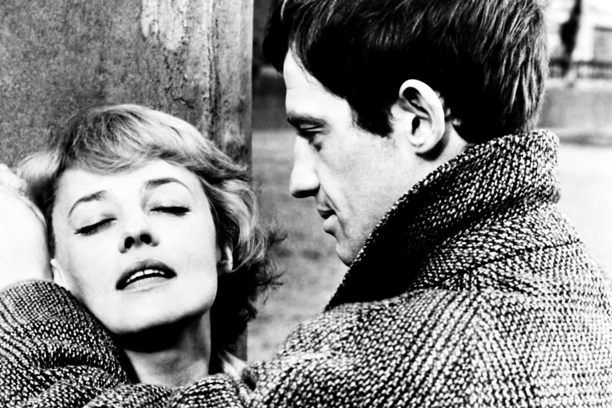 Mustavalkoisessa kuvassa elokuvasta Moreau ja Belmondo seisovat lähikuvassa maisemassa. Moreau nojaa takanaan olevaan puuhun.