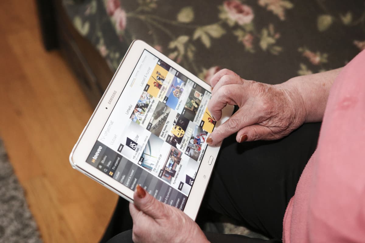 Seniori tabletin kanssa.